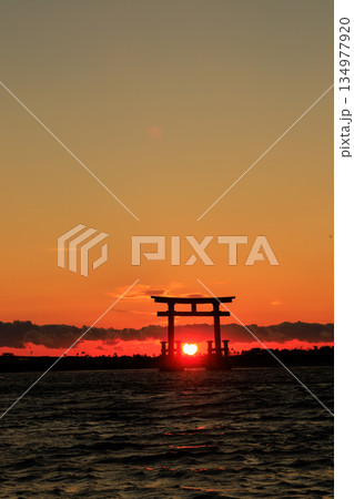浜松市弁天島の鳥居に沈む元旦の夕日 134977920