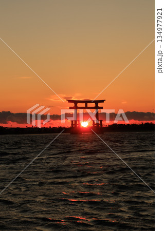 浜松市弁天島の鳥居に沈む元旦の夕日 浜松市弁天島の鳥居に沈む元旦の夕日 134977921