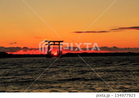 浜松市弁天島の鳥居に沈む元旦の夕日 浜松市弁天島の鳥居に沈む元旦の夕日 134977923