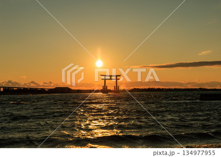 浜松市弁天島の鳥居に沈む元旦の夕日 134977955