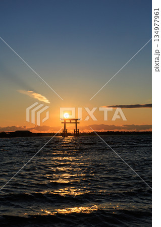 浜松市弁天島の鳥居に沈む元旦の夕日 浜松市弁天島の鳥居に沈む元旦の夕日 134977961