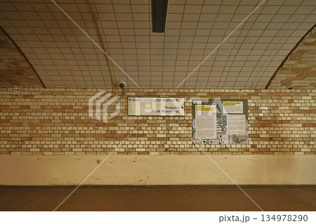 ロンドンの古い地下鉄駅の通路 134978290