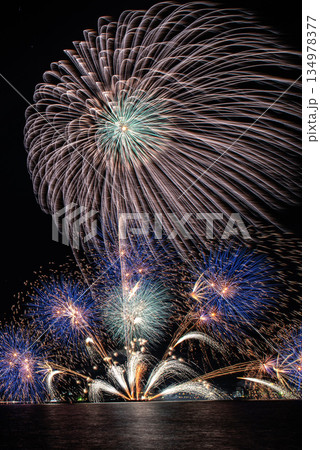 夜空に打ちあがる花火5 夜空に打ちあがる花火5 134978377