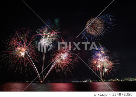 夜空に打ちあがる花火8 夜空に打ちあがる花火8 134978380