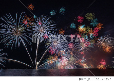 夜空に打ちあがる花火24 134978397