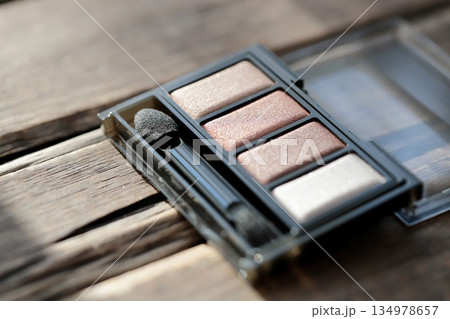 プラスチックケース入りのベージュ系アイシャドウ 134978657