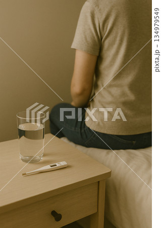 ベッドの端に座り悩みを抱える女性の後ろ姿 134979549