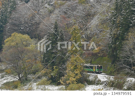 紅葉と雪景色の只見線 134979591
