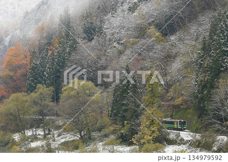 紅葉と雪景色の只見線 紅葉と雪景色の只見線 134979592