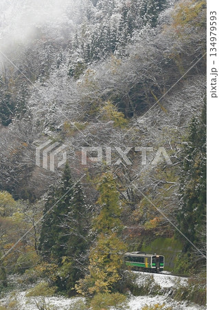 紅葉と雪景色の只見線 134979593