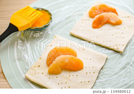 パイシートにのせた梨のコンポート パイシートにのせた梨のコンポート 134980012