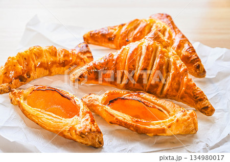 手作りのアップルパイと梨のパイ 134980017