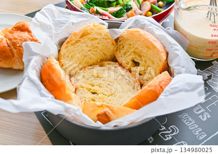 クロワッサンのキッシュ作り 134980025