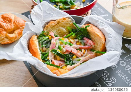 クロワッサンのキッシュ作り 134980026