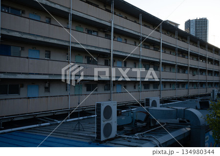 老朽化した昭和建築のアパートメント、高度経済成長時に建てられた団地 老朽化した昭和建築のアパートメント、高度経済成長時に建てられた団地 134980344