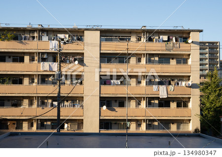 老朽化した昭和建築のアパートメント、高度経済成長時に建てられた団地 134980347