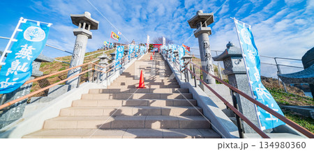 「青森県」正月の蕪島神社風景　冬 134980360