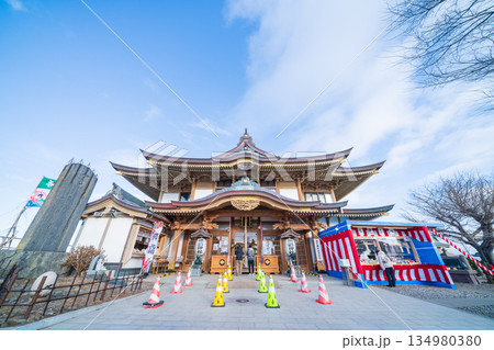 「青森県」正月の蕪島神社風景　冬 134980380