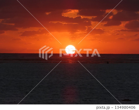 石垣島でみた水平線から昇る朝日 134980406