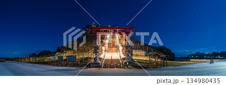 「青森県」蕪島神社の夜景　八戸市 134980435