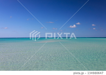 宮古島・池間島の透明な海と水平線 エメラルドグリーンの海と快晴の空 134980647