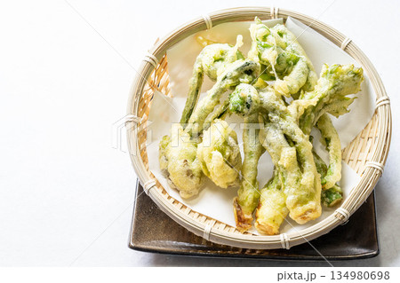 山菜の天ぷら盛り合わせ　タラの芽　こごみ　コシアブラ　ふきのとう 134980698