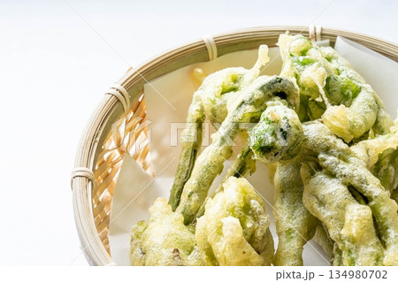 山菜の天ぷら盛り合わせ タラの芽 こごみ コシアブラ ふきのとう 山菜の天ぷら盛り合わせ タラの芽 こごみ コシアブラ ふきのとう 134980702