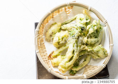 山菜の天ぷら盛り合わせ タラの芽 こごみ コシアブラ ふきのとう 山菜の天ぷら盛り合わせ タラの芽 こごみ コシアブラ ふきのとう 134980705