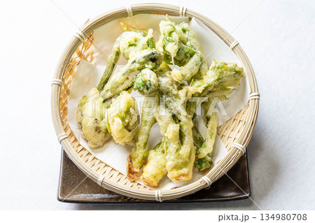 山菜の天ぷら盛り合わせ　タラの芽　こごみ　コシアブラ　ふきのとう 134980708