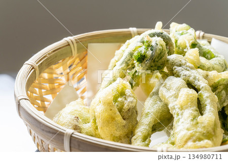山菜の天ぷら盛り合わせ タラの芽 こごみ コシアブラ ふきのとう 山菜の天ぷら盛り合わせ タラの芽 こごみ コシアブラ ふきのとう 134980711
