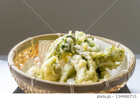 山菜の天ぷら盛り合わせ　タラの芽　こごみ　コシアブラ　ふきのとう 134980713