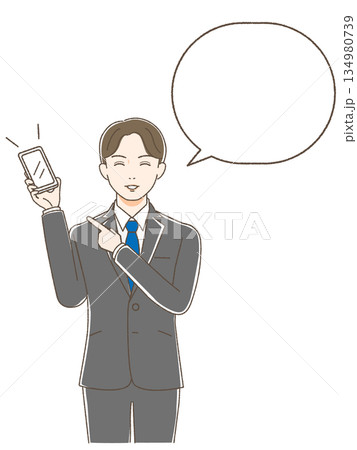 スマホの画面を指差し吹き出しで話す笑顔のスーツの男性・画面空白・コピースペース 134980739