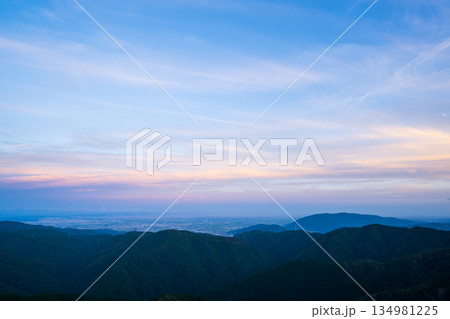 山で撮った雲と夕焼け 134981225