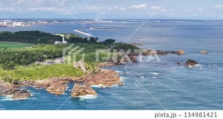空撮「青森県」種差海岸の夏風景　葦毛崎 134981421