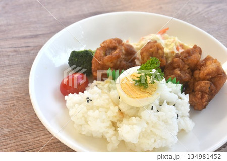 crispy fried garlic chicken with boiled egg on black sesame rice and salad bento set in plate crispy fried garlic chicken with boiled egg on black sesame rice and salad bento set in plate 134981452