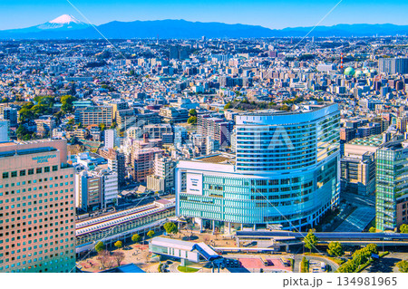日本の横浜都市景観富士山や桜木町駅、YOKOHAMA AIR CABIN桜木町駅などを望む。新時代へ 134981965