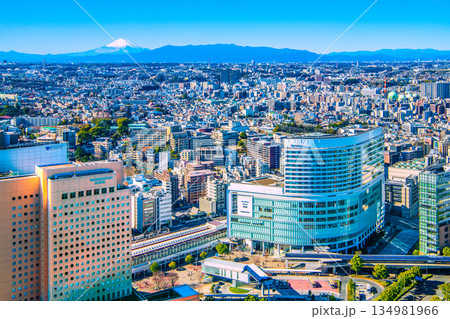 日本の横浜都市景観富士山や桜木町駅、YOKOHAMA AIR CABIN桜木町駅などを望む。新時代へ 134981966