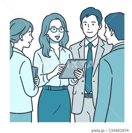 タブレットを使って説明する女性と話を聞くビジネスチームのイラスト タブレットを使って説明する女性と話を聞くビジネスチームのイラスト 134981974