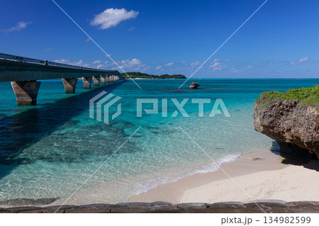 池間大橋とエメラルドグリーンの海 134982599
