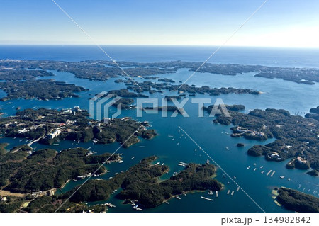 太平洋へと連なる英虞湾の多島海を見渡す大パノラマ空撮 太平洋へと連なる英虞湾の多島海を見渡す大パノラマ空撮 134982842