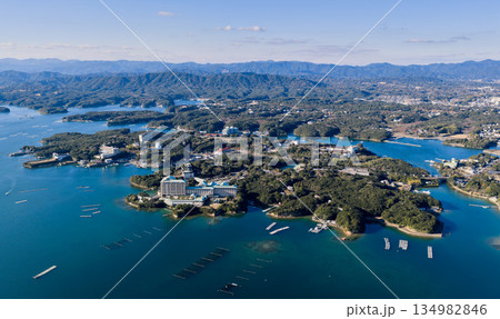 英虞湾に浮かぶ賢島とリゾートホテル群を望む空撮風景 134982846