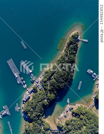 英虞湾の細長い島と真珠養殖いかだを真上から捉えたドローン空撮 134982852