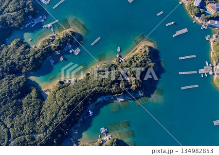 英虞湾の真珠養殖いかだと島々を俯瞰するドローン空撮 134982853