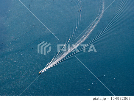 青い海を走る高速ボートの航跡（空撮） 134982862