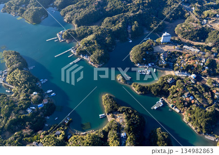 英虞湾のエメラルド色の水路と港町の空撮 英虞湾のエメラルド色の水路と港町の空撮 134982863