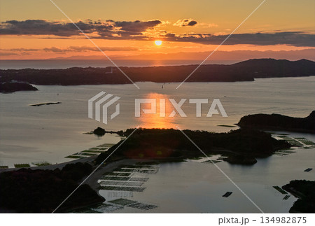 夕日に染まる英虞湾の島々と穏やかな海（空撮） 134982875