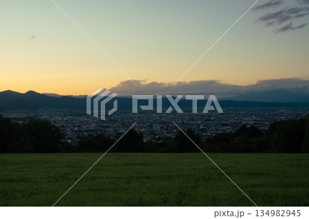 夕日に染まる街 134982945