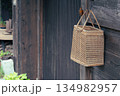 軒先に吊るされたバスケット 134982957