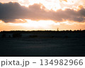 冬の夕暮れの山に沈む夕日 134982966