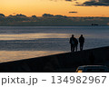 朝焼けの海と歩く人 134982967